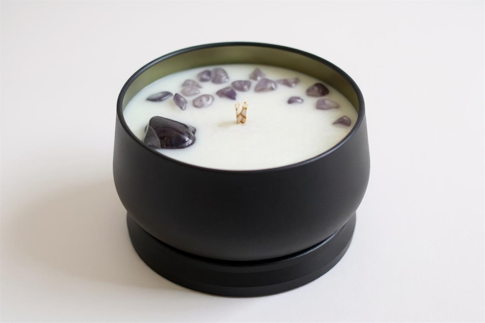 Bougie améthyste – cire parfumée senteur améthyste avec pierres naturelles.