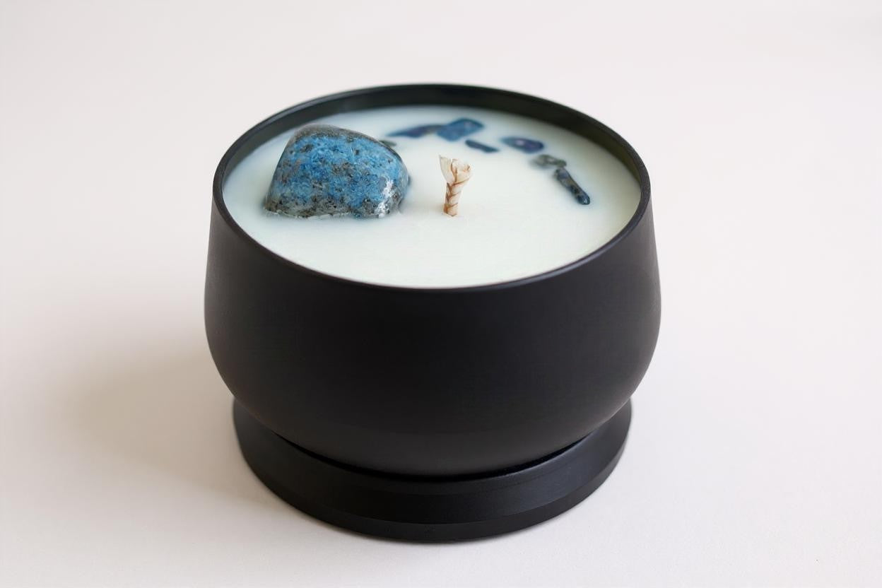 Bougie Lapis Lazuli – cire parfumée sapin eucalyptus avec pierres naturelles.