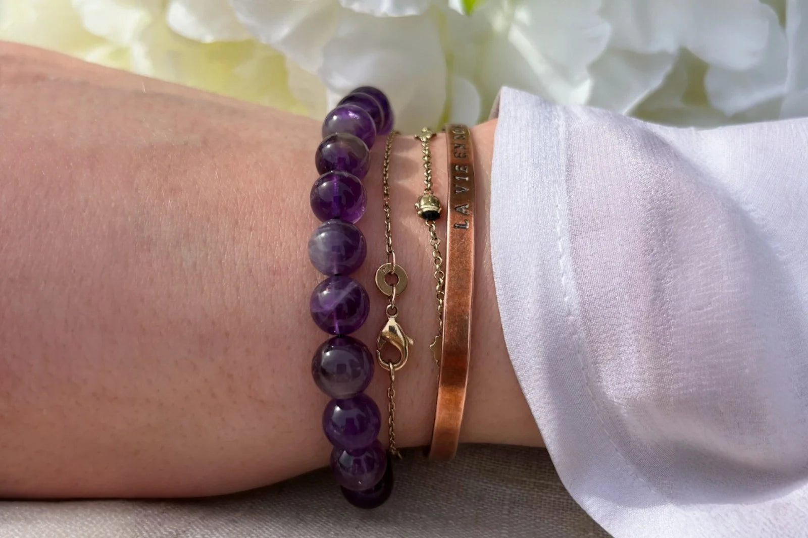 Bracelet en perles d’améthyste naturelle, pierre de sérénité et d’apaisement, bijou bien-être énergétique.