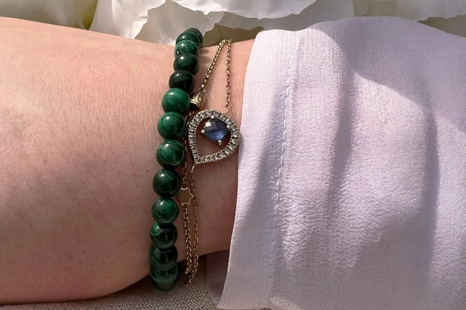 Bracelet en perles de malachite naturelle, pierre de protection et d’équilibre émotionnel, bijou bien-être énergétique.