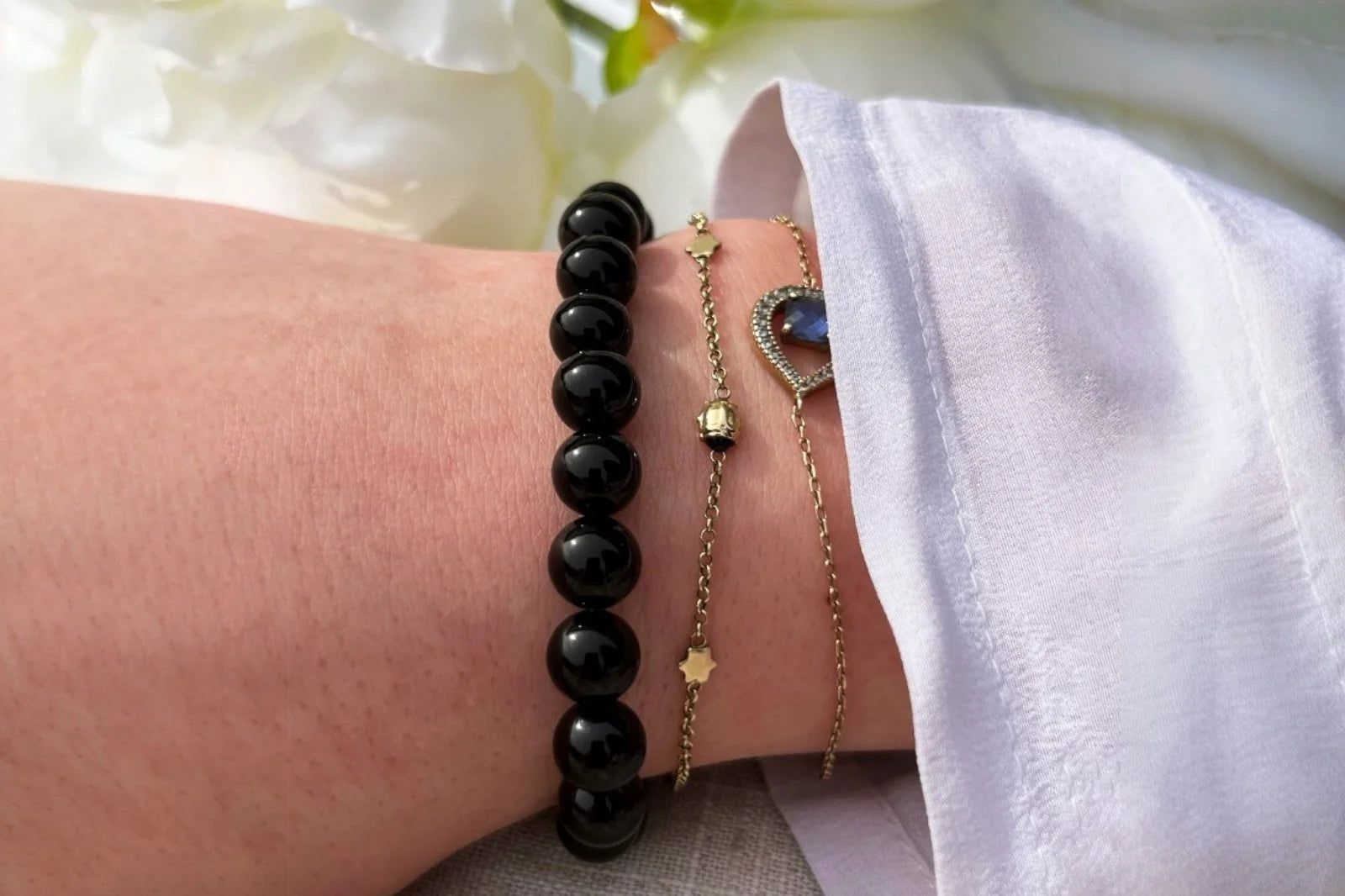 Bracelet en perles d’onyx noir naturel, pierre de protection et d’ancrage, bijou énergétique favorisant la force intérieure et la stabilité émotionnelle.