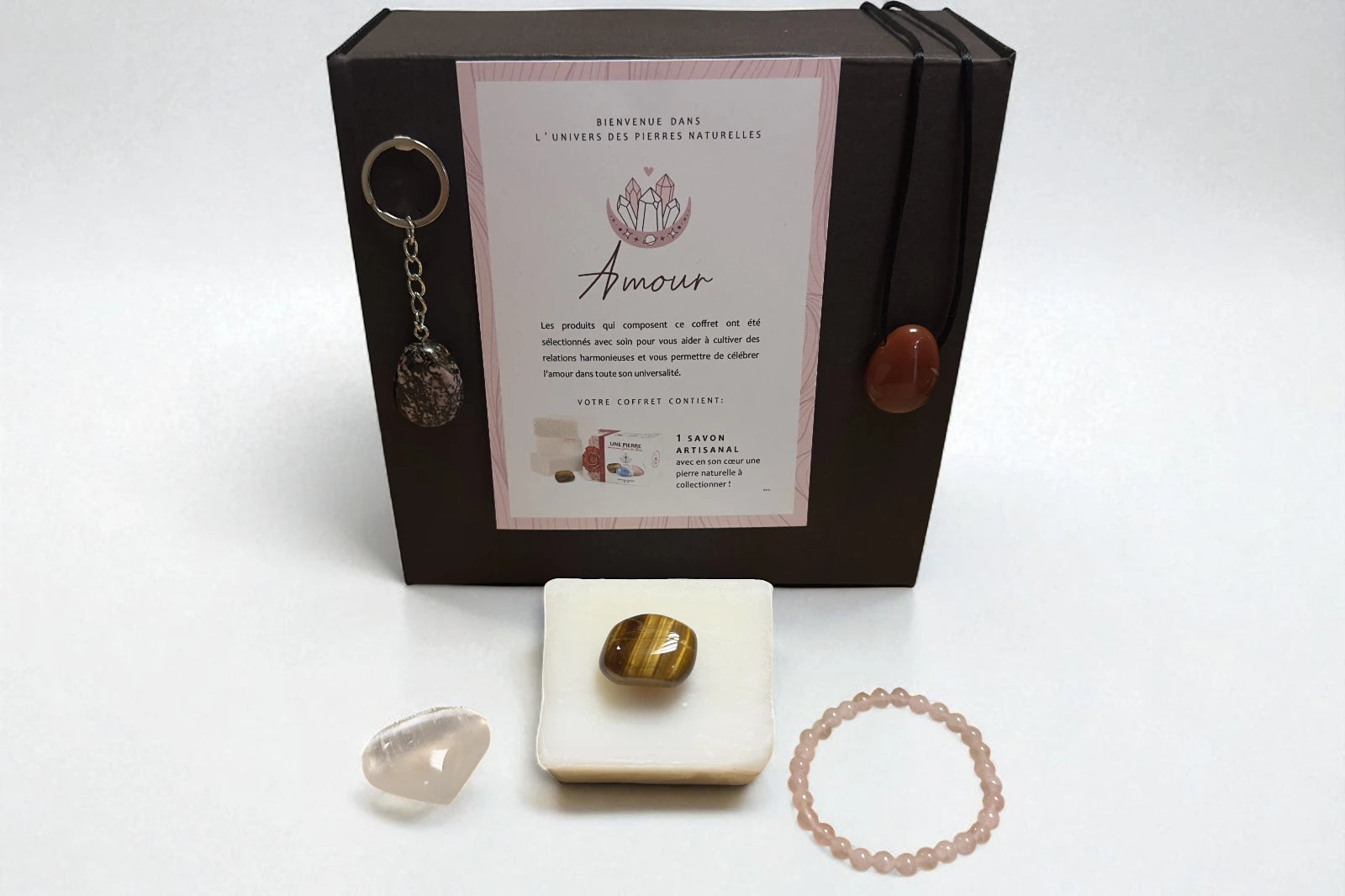 Coffret amour bien-être avec bracelet en quartz rose, collier pierre naturelle, porte-clés jaspe, savon artisanal et pierre roulée pour favoriser l’harmonie et l’amour.