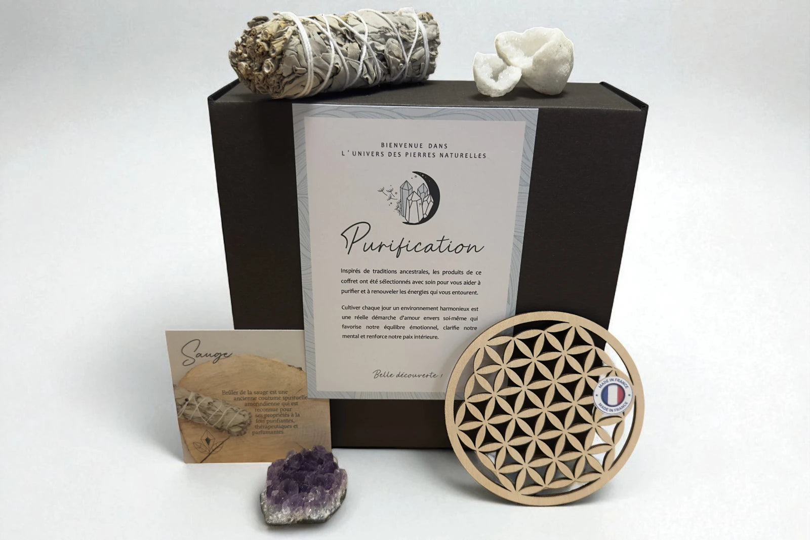 Coffret purification bien-être avec sauge blanche, pierre d’améthyste, géode de cristal et fleur de vie en bois pour purifier et harmoniser les énergies.