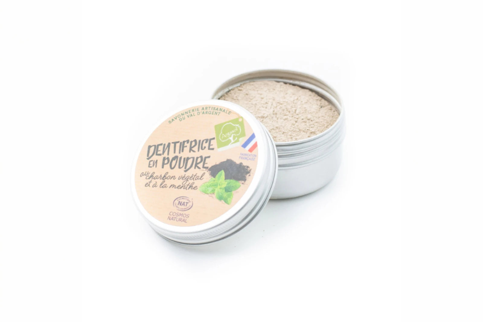 Dentifrice en poudre naturel au charbon végétal et à la menthe présenté dans une boîte en aluminium ouverte – soin dentaire écologique et zéro déchet