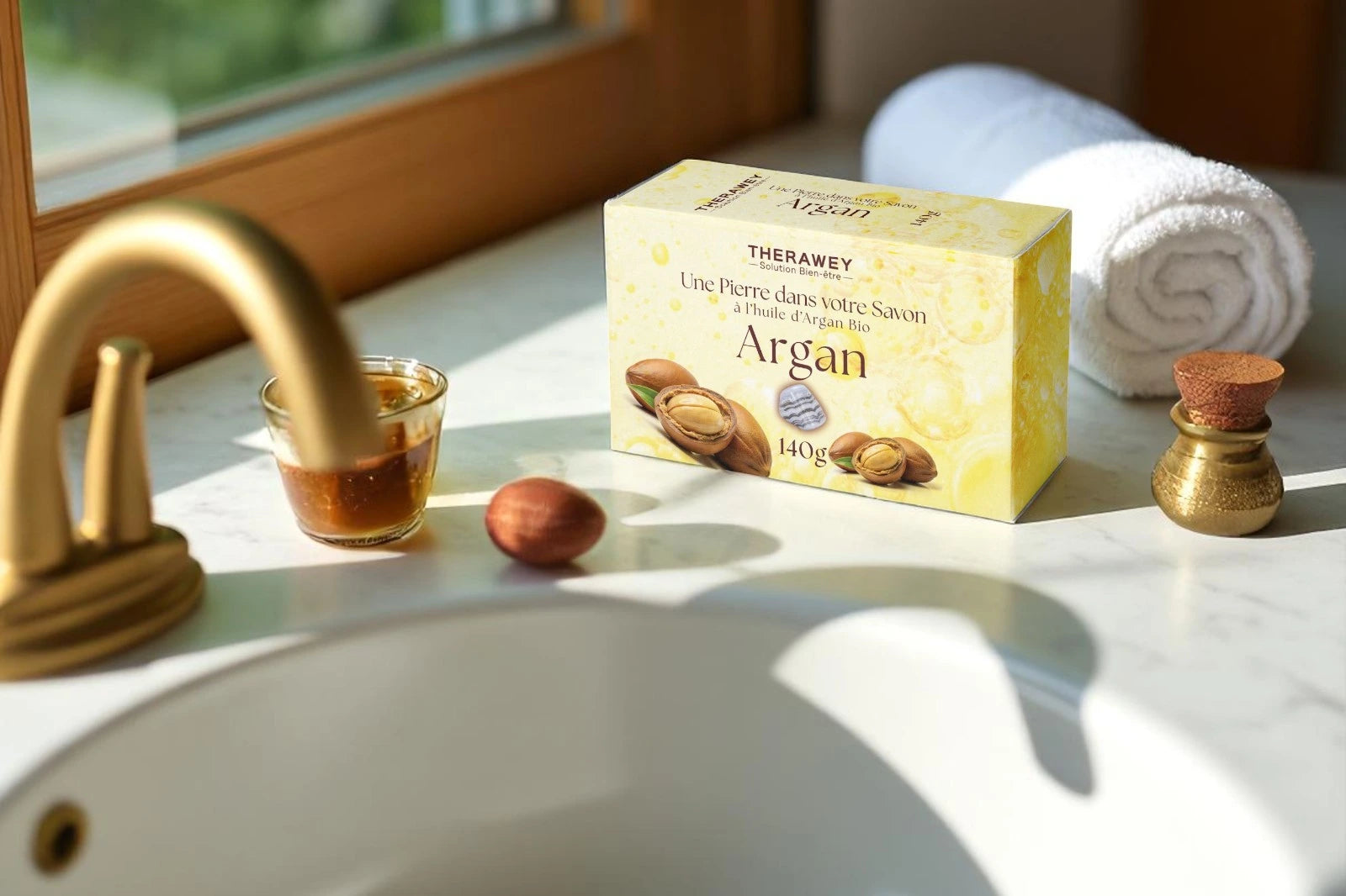 Savon artisanal à l’huile d’argan bio avec pierre naturelle intégrée, 140 g, nourrissant et protecteur pour une peau douce et éclatante.