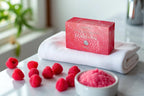 Savon artisanal framboise à l’huile d’argan bio avec pierre naturelle intégrée, 140 g, hydratant et revitalisant pour une peau douce et parfumée.