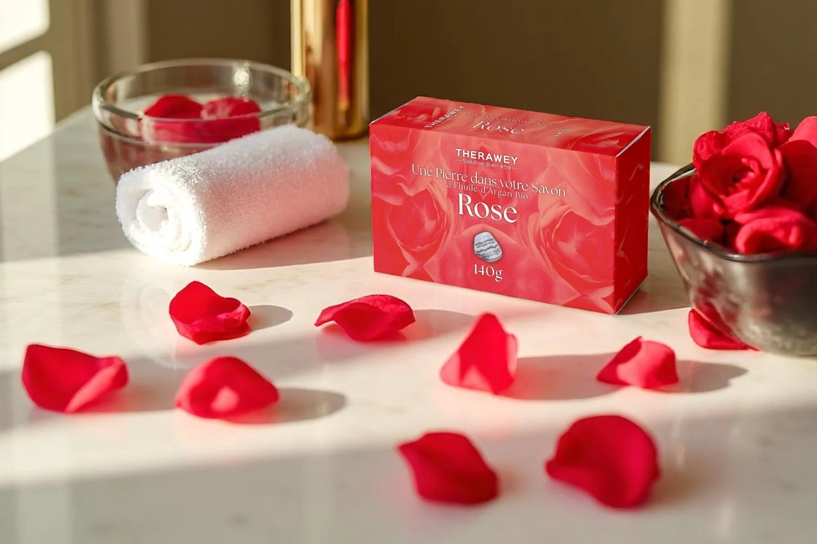 Savon artisanal rose à l’huile d’argan bio avec pierre naturelle intégrée, 140 g, raffiné et délicat pour une peau douce et parfumée aux pétales de rose.
